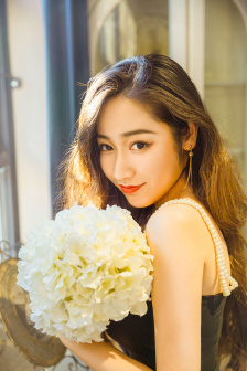 胸大的美女图片